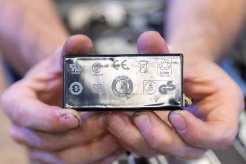 اتحادیه اروپا باتری های قابل تعویض را باردیگر احیا می کند